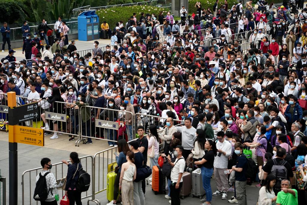 经罗湖口岸返回香港的人流最多。苏正谦摄