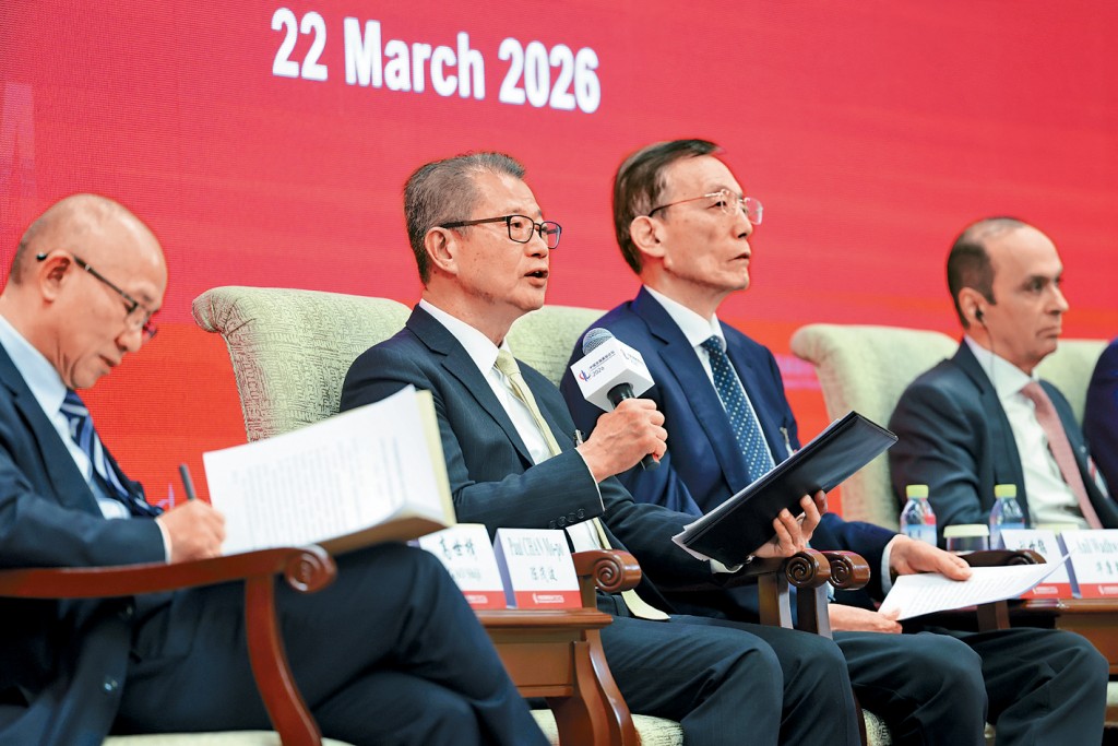 財政司司長陳茂波（左二）在小組討論上發言。