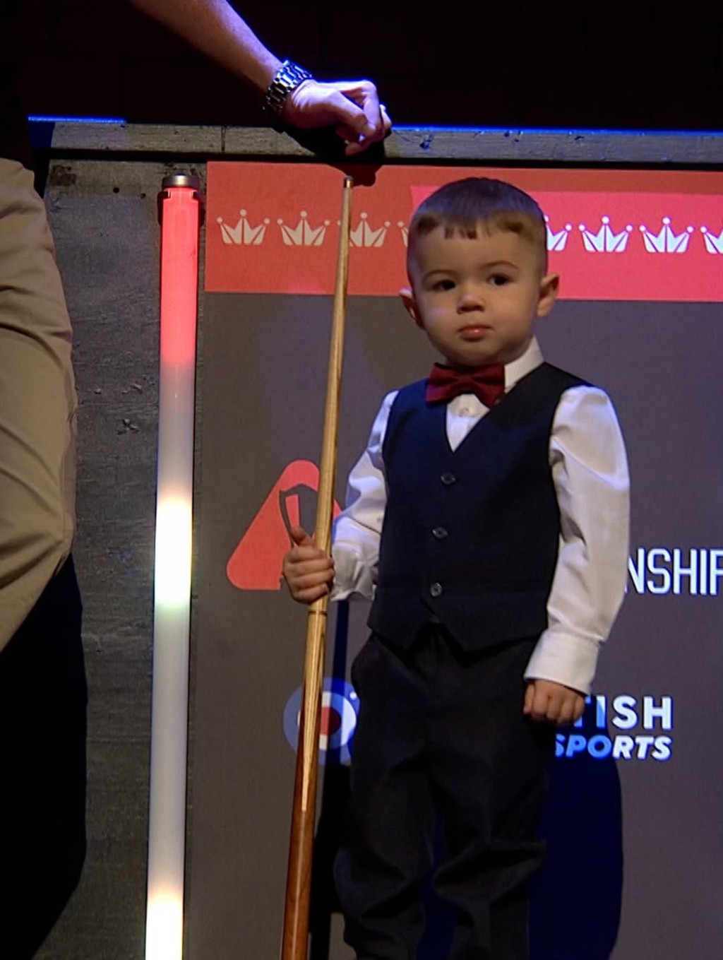 2歲的祖德・奧雲斯（Jude Owens）成功刷新兩項英式桌球的健力士世界紀錄。IG@judey147