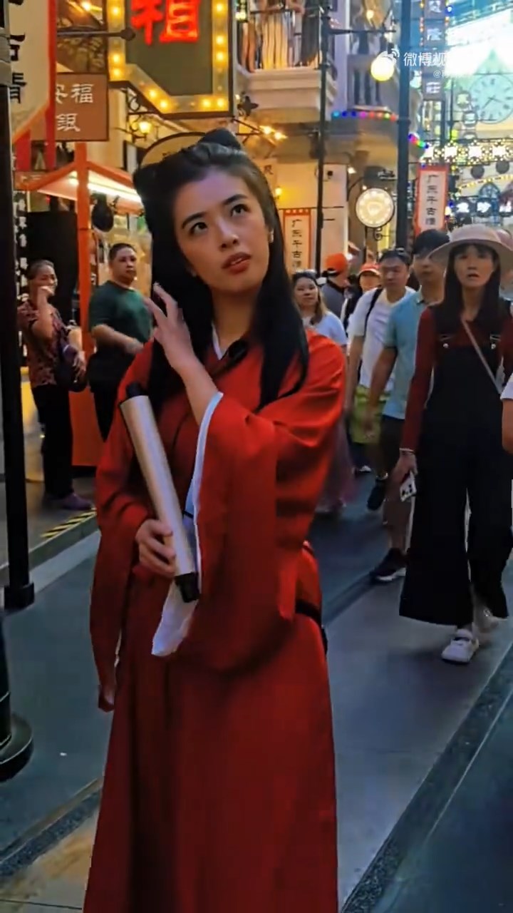 外表酷似王祖贤的刘文迪在佛山广东千古情景区出现成为网络话题。微博@再赏无言