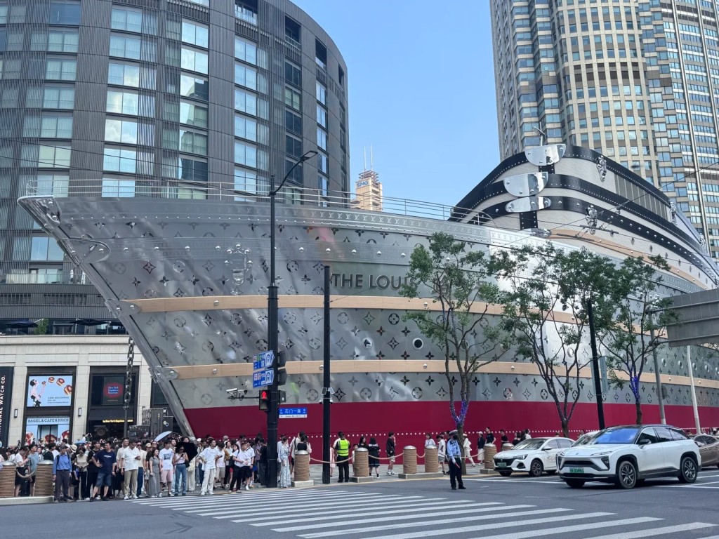 LV的「路易號」吸引大量民眾前去打卡。小紅書 LV的「路易號」吸引大量民眾前去打卡。小紅書