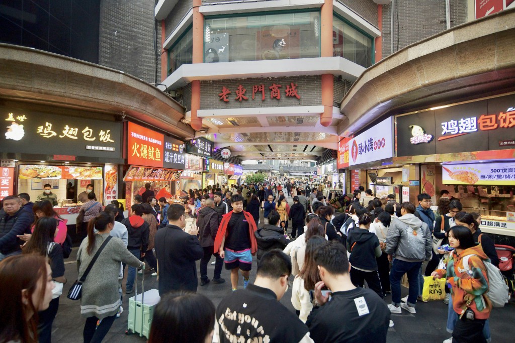 深圳市面人流旺盛。欧乐年摄