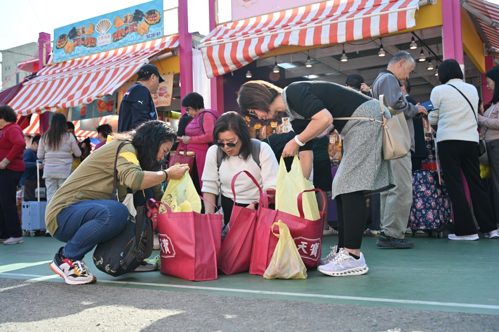 市民入場掃貨。