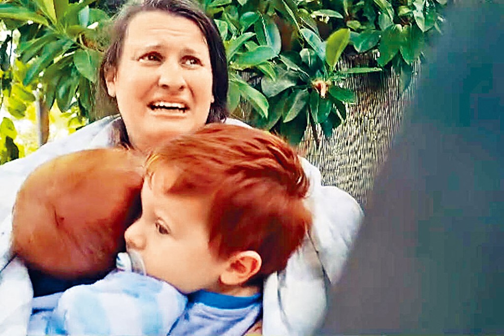 片段中的以色列母親與兩名幼兒,遭哈馬斯分子擄走。