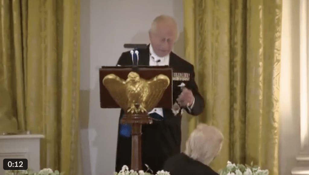 查理斯三世祝酒致辭，以歷史典故反過來調侃特朗普，稱若非英國在殖民時期擊敗法國，美國人今日可能仍在說法語。X@Acyn影片截圖