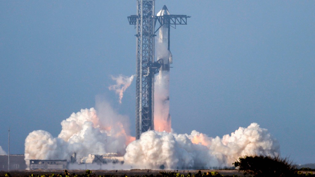  星艦火箭從SpaceX位於美國德州的發射中心升空。 路透社