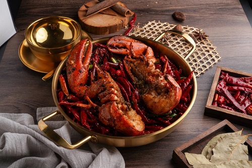 龍蝦亁鍋 $228
選用原隻波士頓龍蝦入饌，肥美鮮美啖啖肉，加上層次豐富的麻辣味道，愈吃愈滋味。