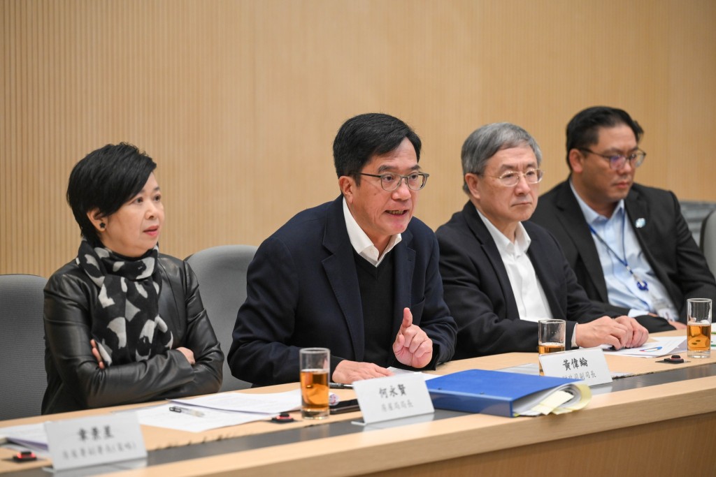 工聯會代表於今日（12日）與政務司副司長卓永興（右二）、財政司副司長黃偉綸（左二）等官員會面。黃偉綸FB