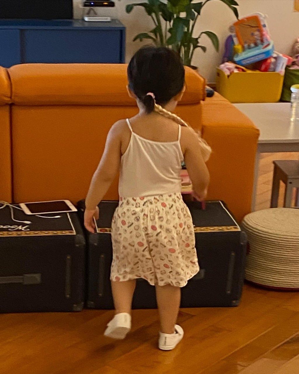 紮起頭髮。