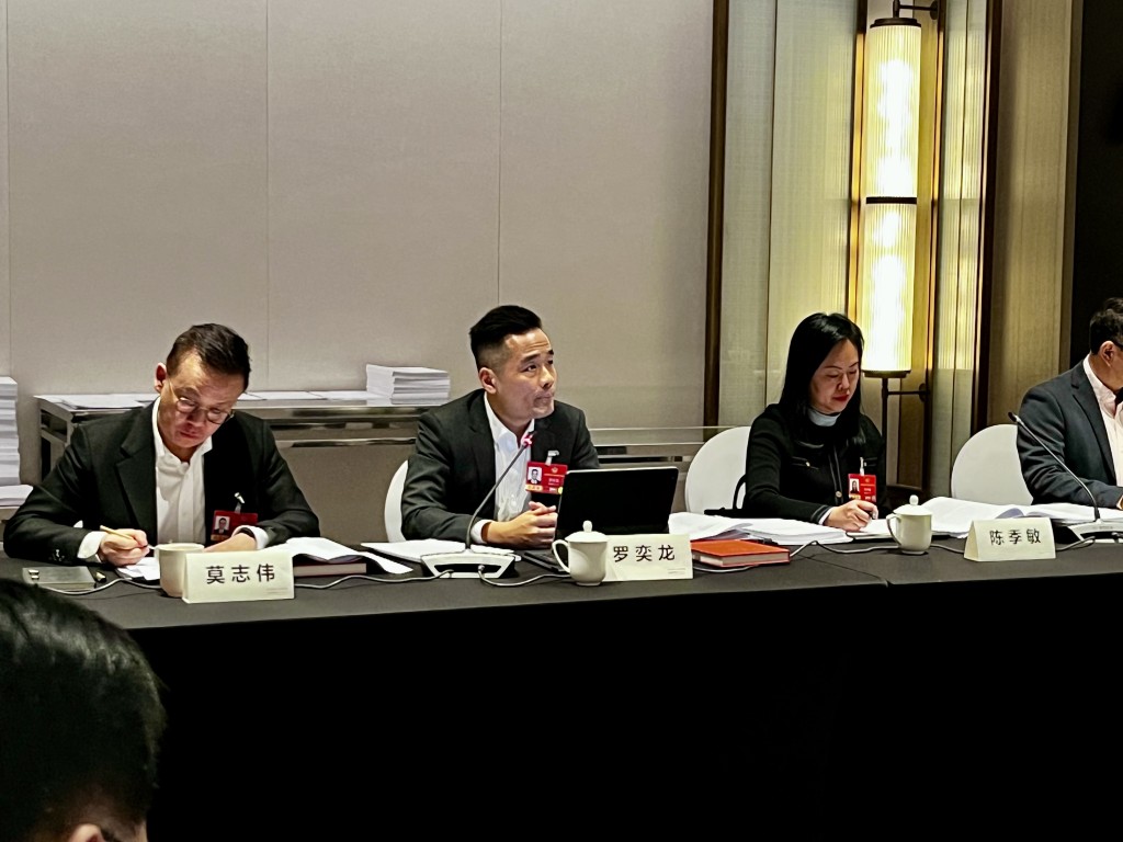 澳區全國政協委員兼澳門衞生局局長羅奕龍（中）表示，兩會工作報告令人鼓舞，為委員履職指明方向。