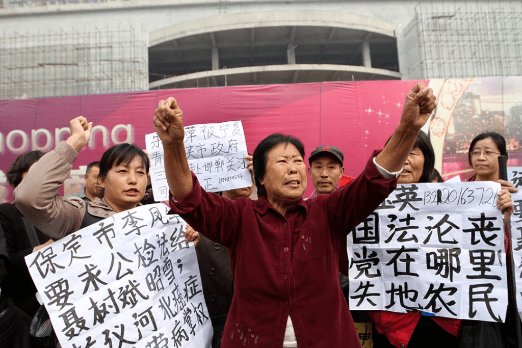 2013年9月，河北省邯鄲市，聶樹斌之母（圖中）於邯鄲中級人民法院門外抗議。