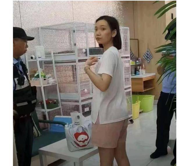 涉事女子聲稱心情不好才虐貓。抖音 涉事女子聲稱心情不好才虐貓。抖音