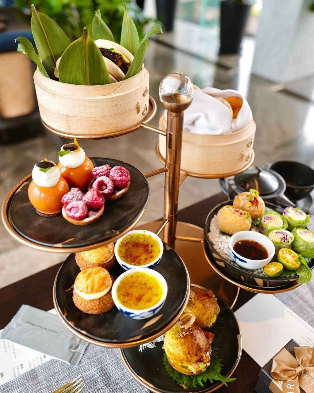 譚嘉儀帶媽媽食酒店下午茶。