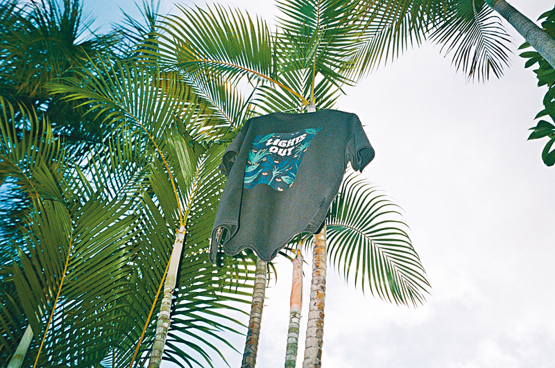 ●Lights Out画作图案T恤。