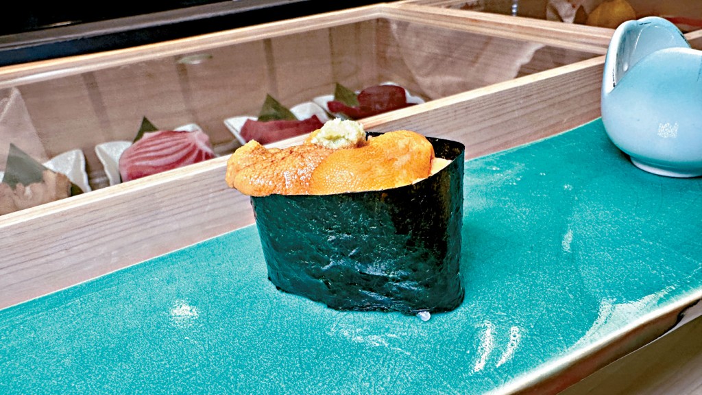 鲜甜而带有淡淡咸香的肥美北海道海胆寿司。