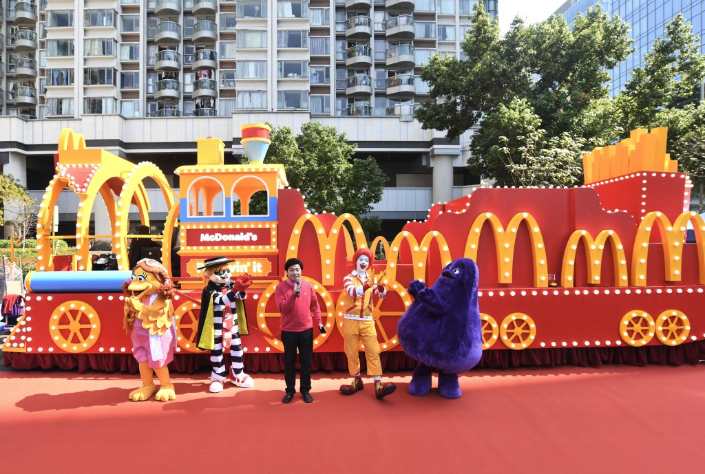首次參與花車巡遊的麥當勞花車,復刻80年代沙田新城市廣場分店的經典小火車裝置,充滿懷舊氛圍。 何君健攝 首次參與花車巡遊的麥當勞花車,復刻80年代沙田新城市廣場分店的經典小火車裝置,充滿懷舊氛圍。 何君健攝