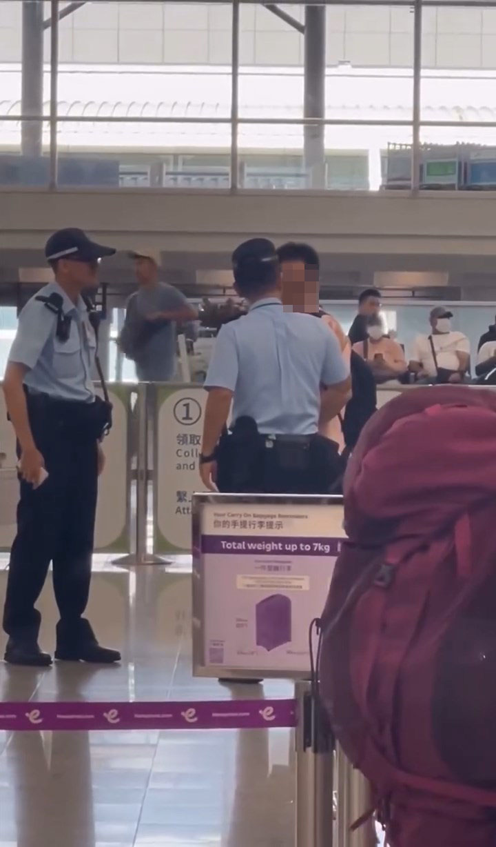 有兩名警員上前安撫，惟男子依然情緒激動。網上片段截圖