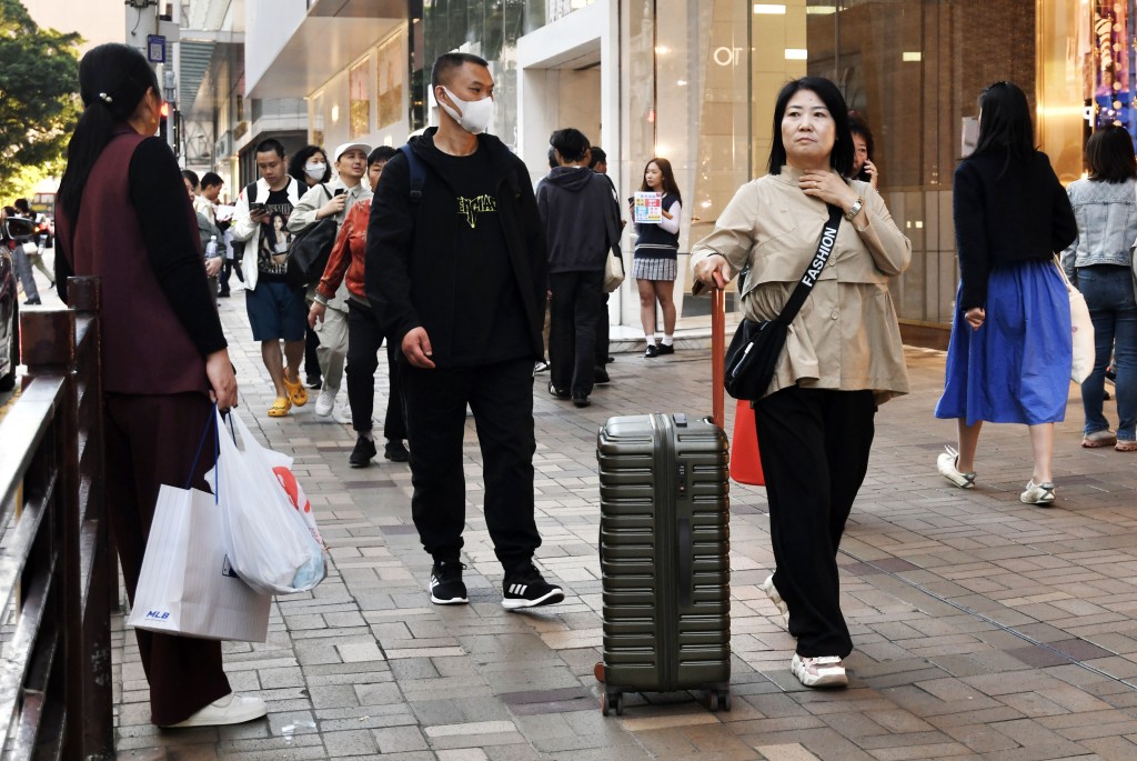 鄧炳強指跨境鐵路服務及羅湖關口延長開放。何君健攝