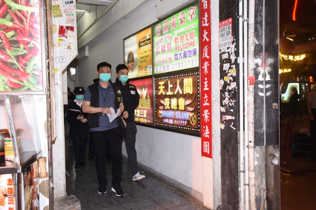 警方及食環署突擊巡查夜總會。