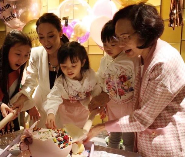 郭可盈和媽咪抱着郭可頌孖女打爛波形蛋糕。
