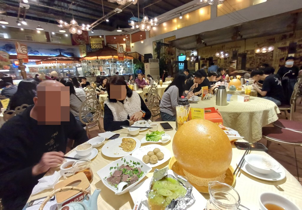 中山有酒樓提供大如足球的煎堆,其賣相甚為吸引。 李建人攝 中山有酒樓提供大如足球的煎堆,其賣相甚為吸引。 李建人攝