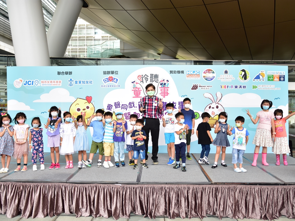 儿科医生兼儿歌唱作人陈以诚与小朋友一起唱儿歌。