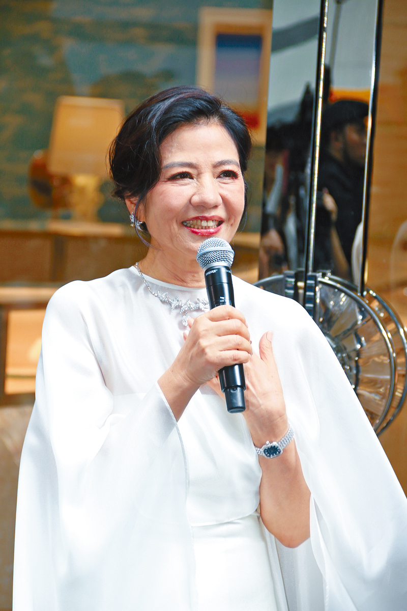 66歲的紅姑狀態大勇，一顰一笑都極具風韻。