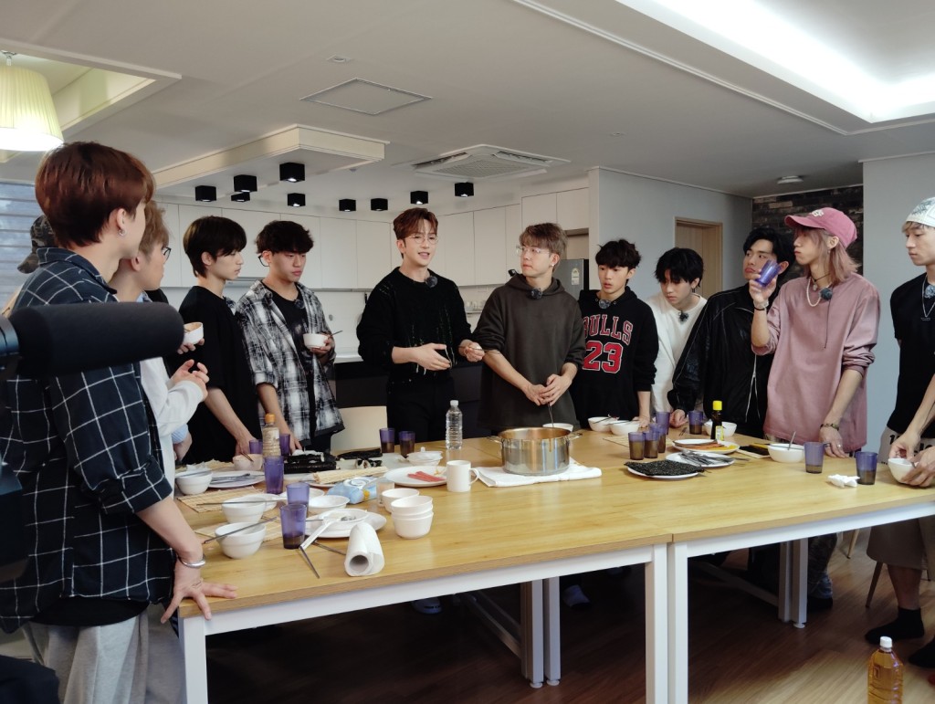 Anson Lo炮製部隊鍋慰勞眾師弟。