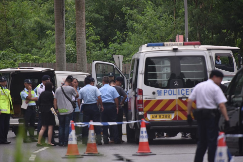 大批警員在現場調查。楊偉亨攝
