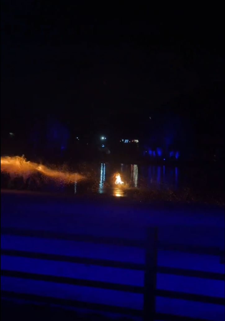 女舞者全身着火，狂奔跳入河中自救。微博