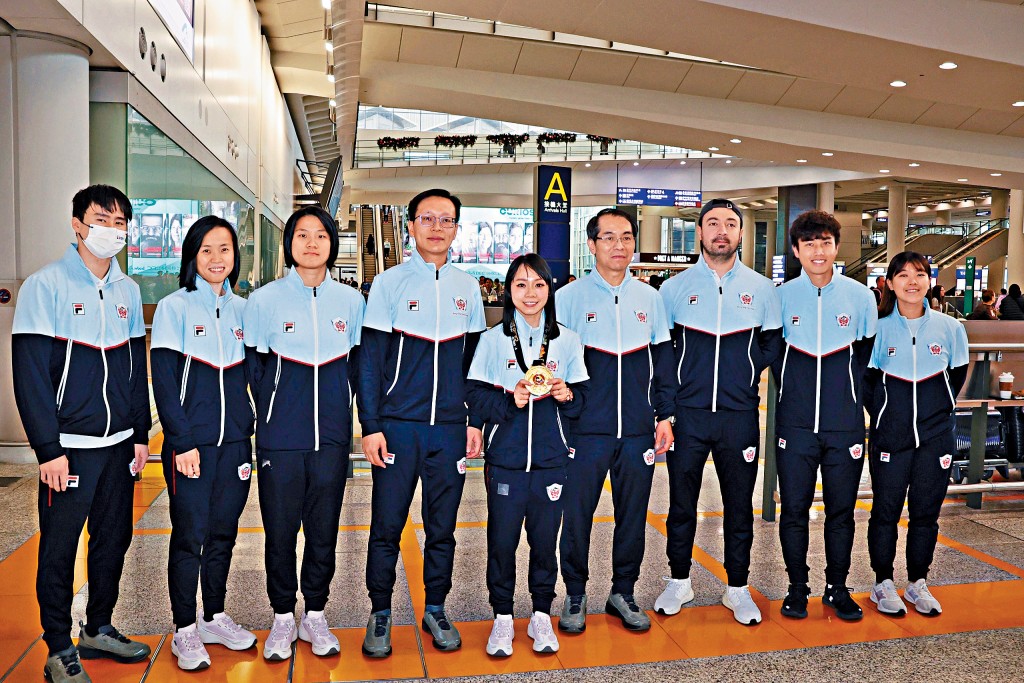 劉慕裳隨空手道隊凱旋歸來。