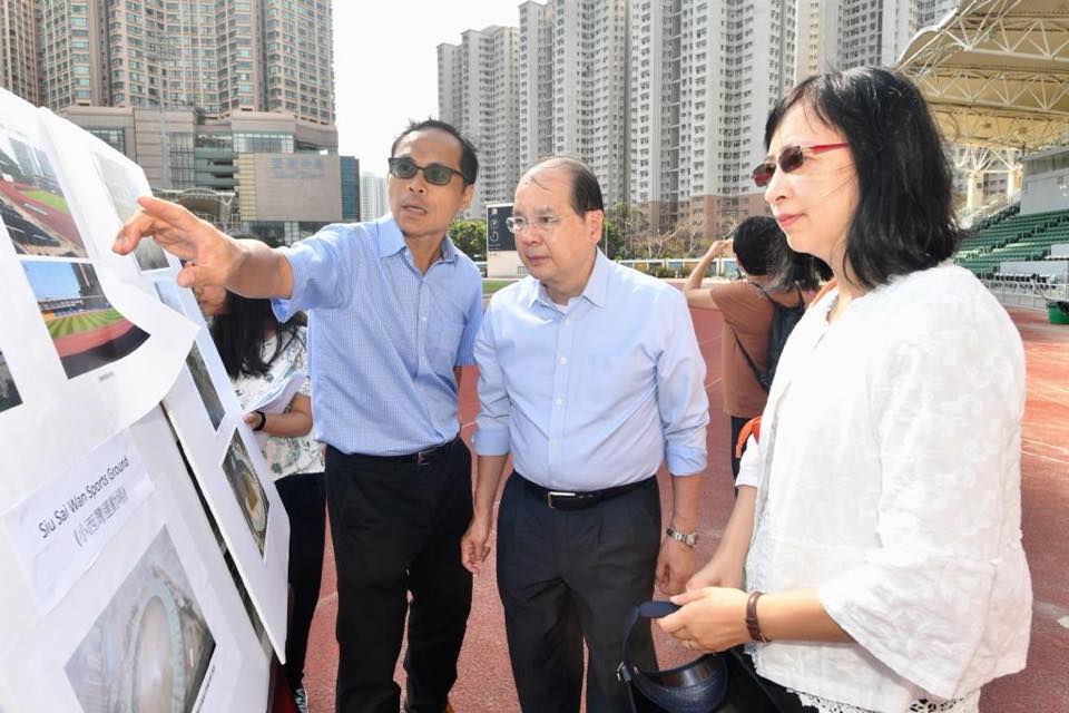 張建宗巡小西灣赤柱康樂設施。政務司司長辦公室FB圖片