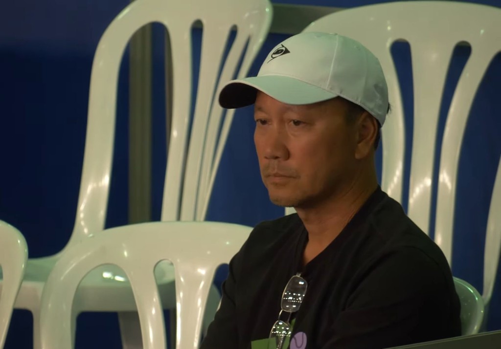 当日，张德培坐在球场第一排场边座位专注看囡囡比赛。