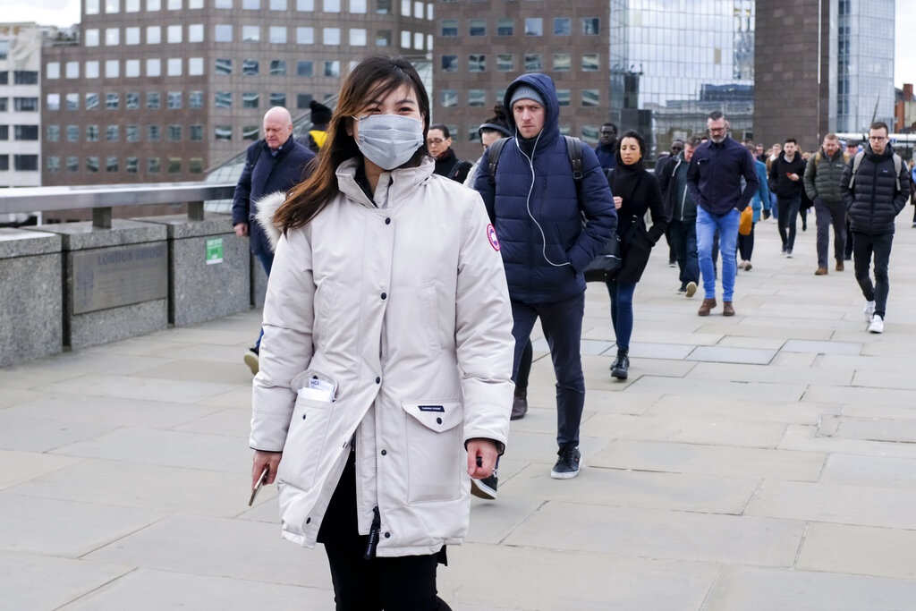 英國民眾不是全部人戴口罩。AP圖片
