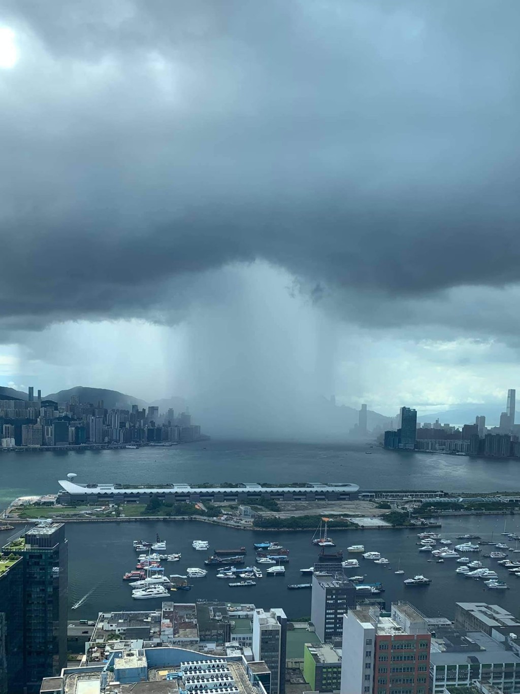 維港上空出現雨瀑。網民Hok Kan Lau圖片
