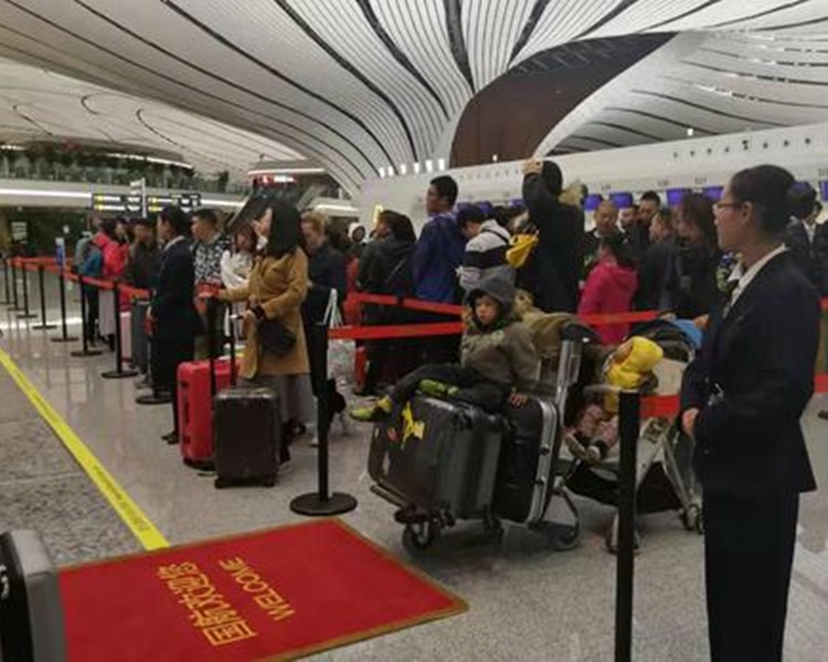 大批旅客等待check in。網圖