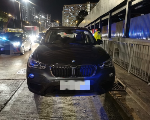 警方截停兩部私家車,司機涉停牌期間駕駛。警方圖片
