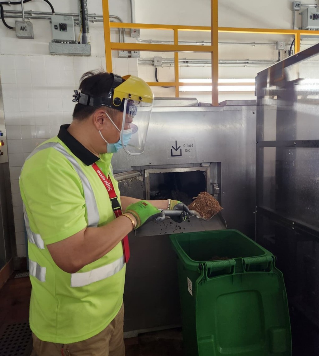 於香港國際七人欖球賽期間，廢物分解系統將全天候運作，將廚餘、紙杯及其他紙製容器轉化為可用堆肥。啟德體育園