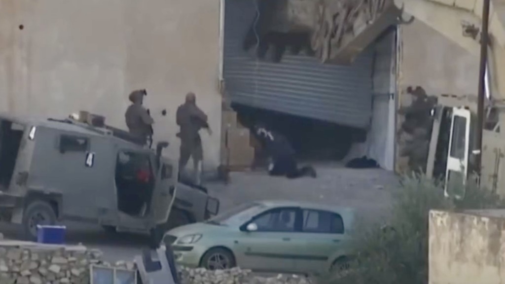 以軍冷血處決巴勒斯坦男子畫面曝光。 X@bteslem