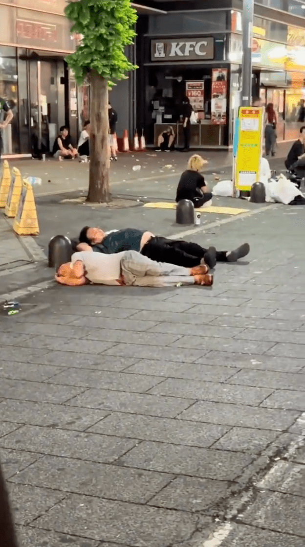 影片中除女子外,還拍到旁邊地上也有人直接躺著沉睡。X@alex001050 影片中除女子外,還拍到旁邊地上也有人直接躺著沉睡。X@alex001050