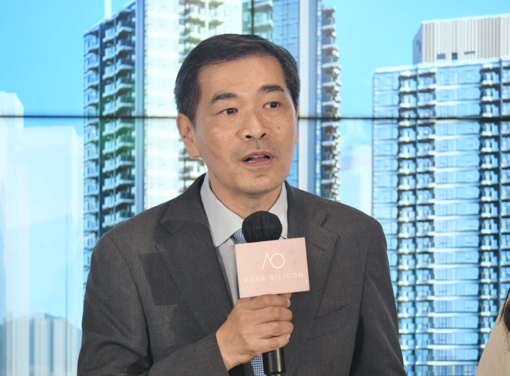 会德丰地产副主席兼常务董事黄光耀表示,首张价单价钱参考新界区较成熟铁路站上盖楼盘成交价,而且该盘是古洞北首个推售新盘,具指标作用。 会德丰地产副主席兼常务董事黄光耀表示,首张价单价钱参考新界区较成熟铁路站上盖楼盘成交价,而且该盘是古洞北首个推售新盘,具指标作用。