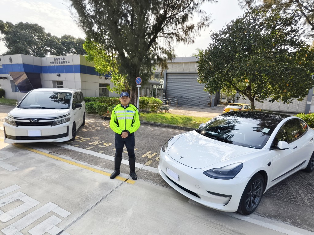 警方今日於屯門區截獲兩輛白牌車。徐裕民攝 警方今日於屯門區截獲兩輛白牌車。徐裕民攝
