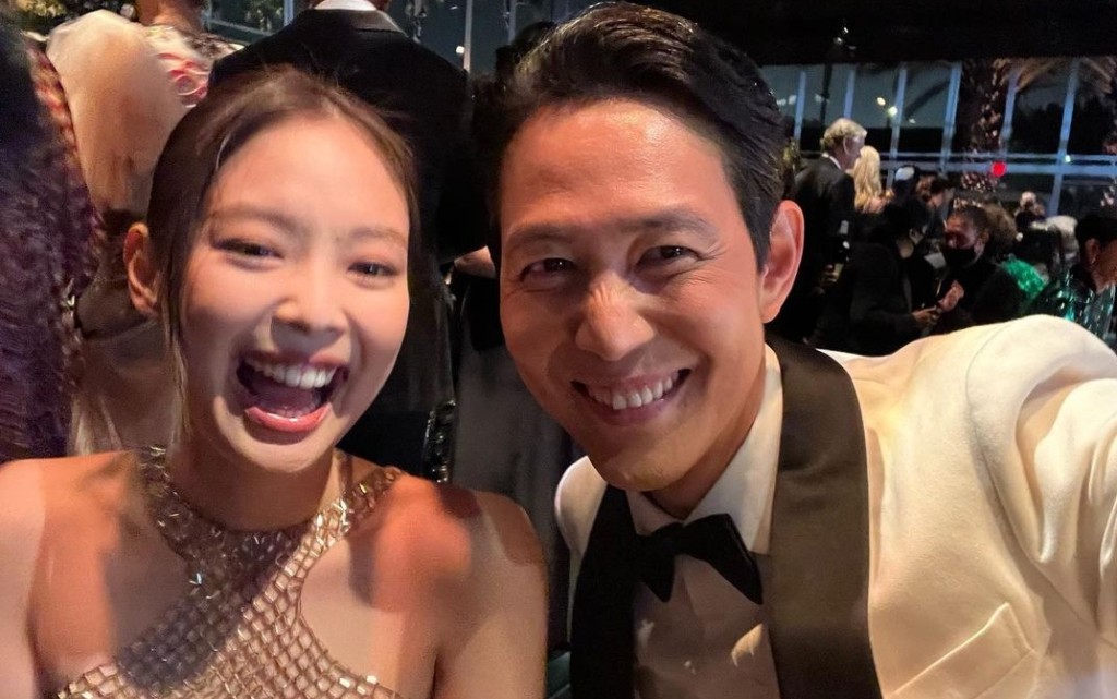 Jennie和李政宰在美國慈善晚宴相遇，二人都笑得好開心。