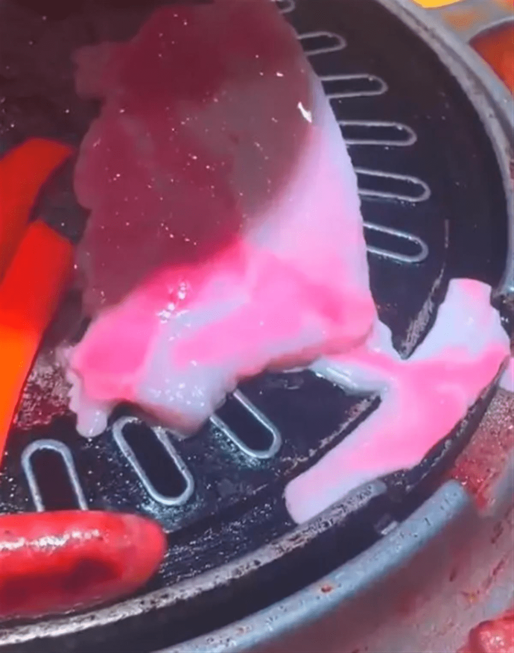 深圳烤肉店五花腩流粉色不明液體，引發熱議。