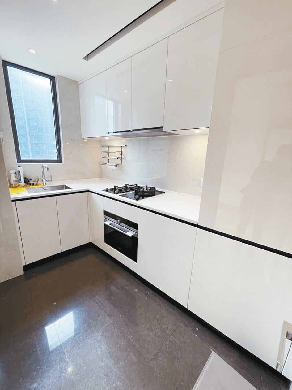 厨房以云白色设计为主，设有3边工作台及光面雪白橱柜。