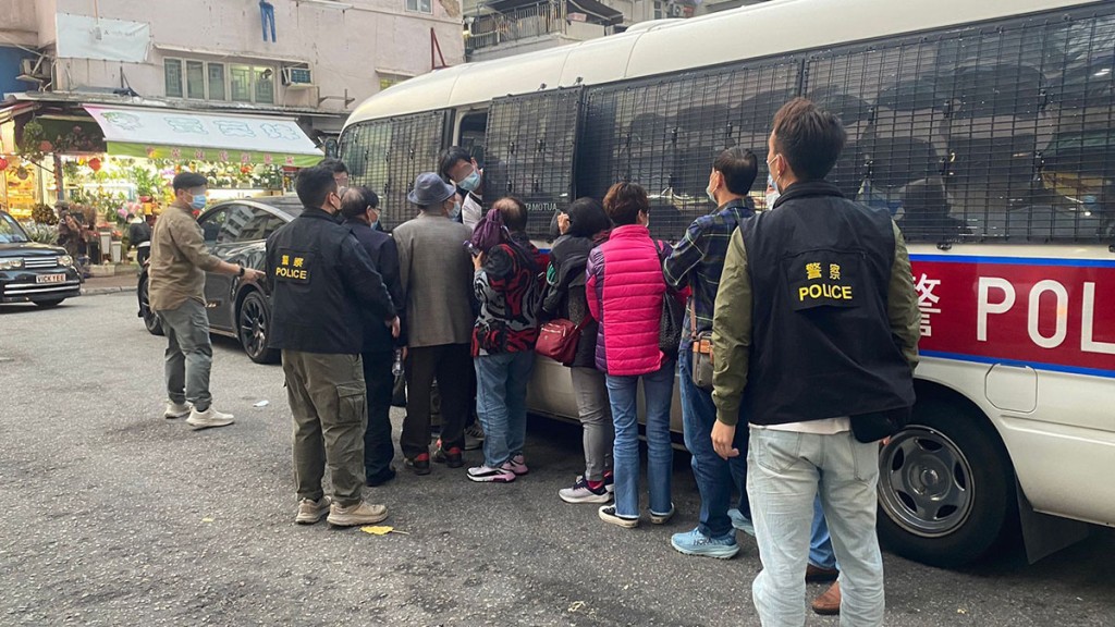行動中,警方拘捕12人。