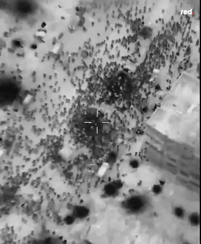 從以色列軍方事後發布的無人機鏡頭影片，顯示有數以千計的巴勒斯坦民眾衝向救援卡車，而地上躺著許多人影，疑是無數的屍體。