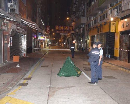 警方以帳篷遮蓋死者遺體。