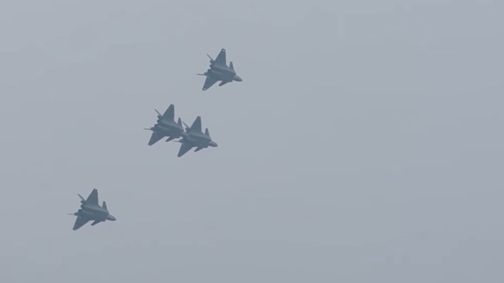 四機編隊機動期間，戰機在空中左右穿梭。網上影片截圖