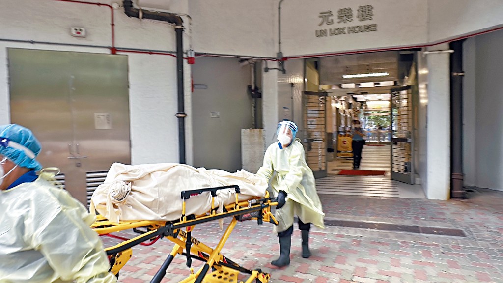 同住的六旬及五旬兄弟被发现伏尸在元州邨一单位，仵工将两人尸体运走。